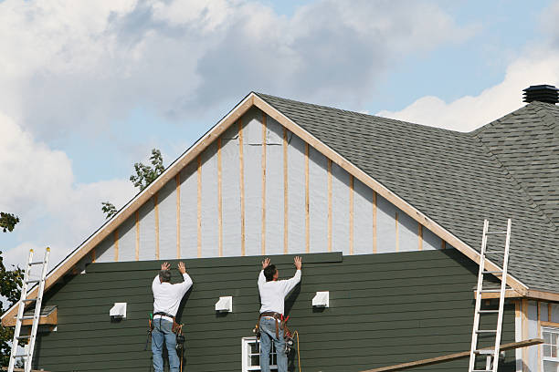 Professional Siding technician working in Glendale Heights, IL